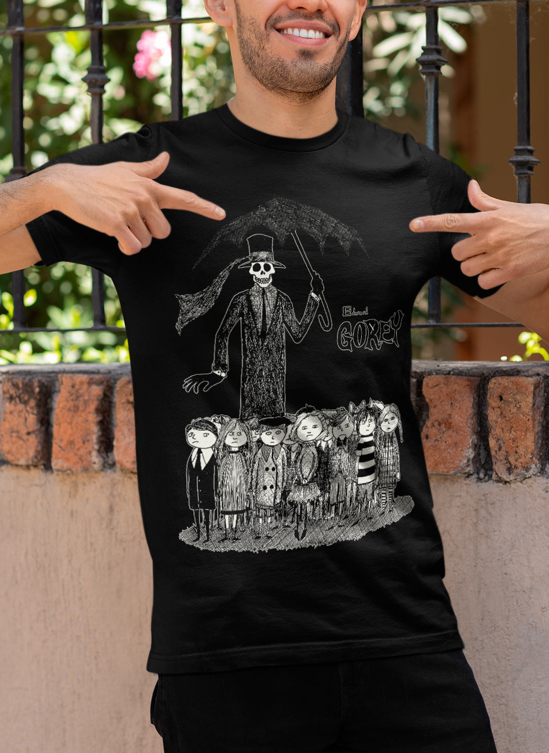 Playera negra con los niños de Edward Gorey, puesta