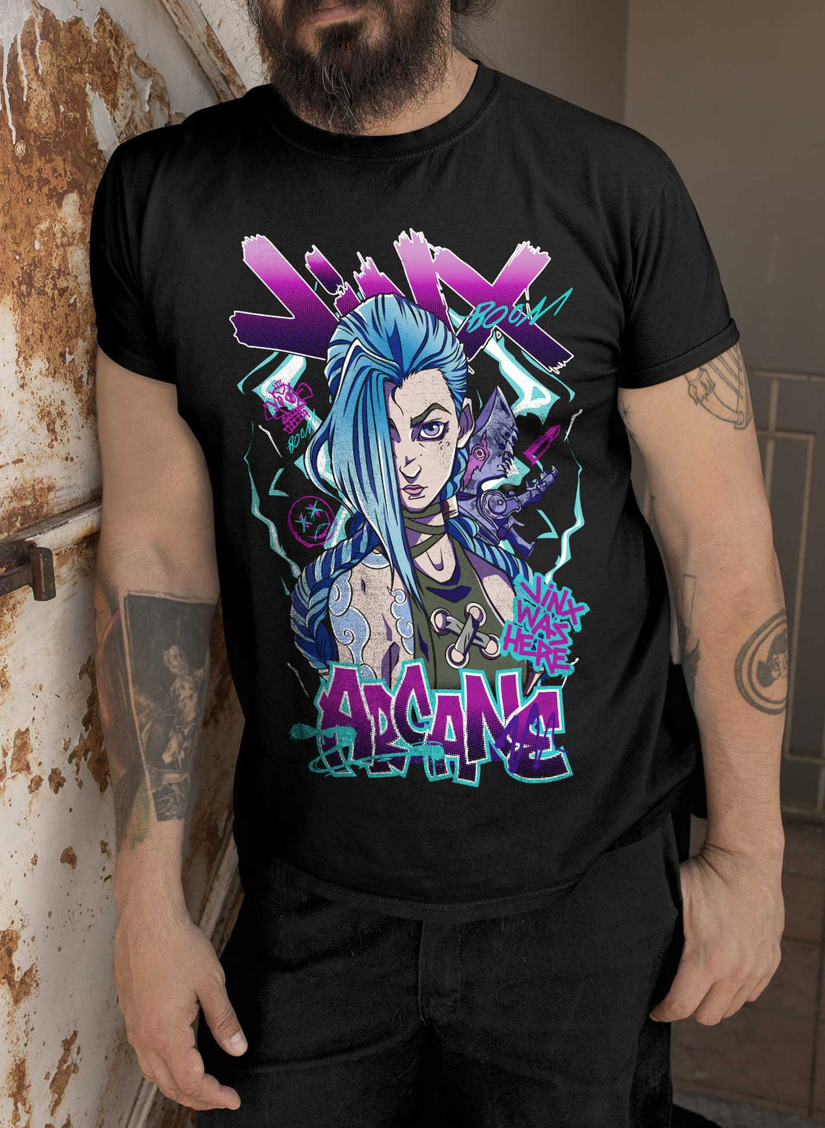 Playera negra de Jinx de Arcane y League of Legends, puesta