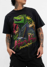 Playera negra de Dorohedoro con Caimán y sus gyozas, puesta