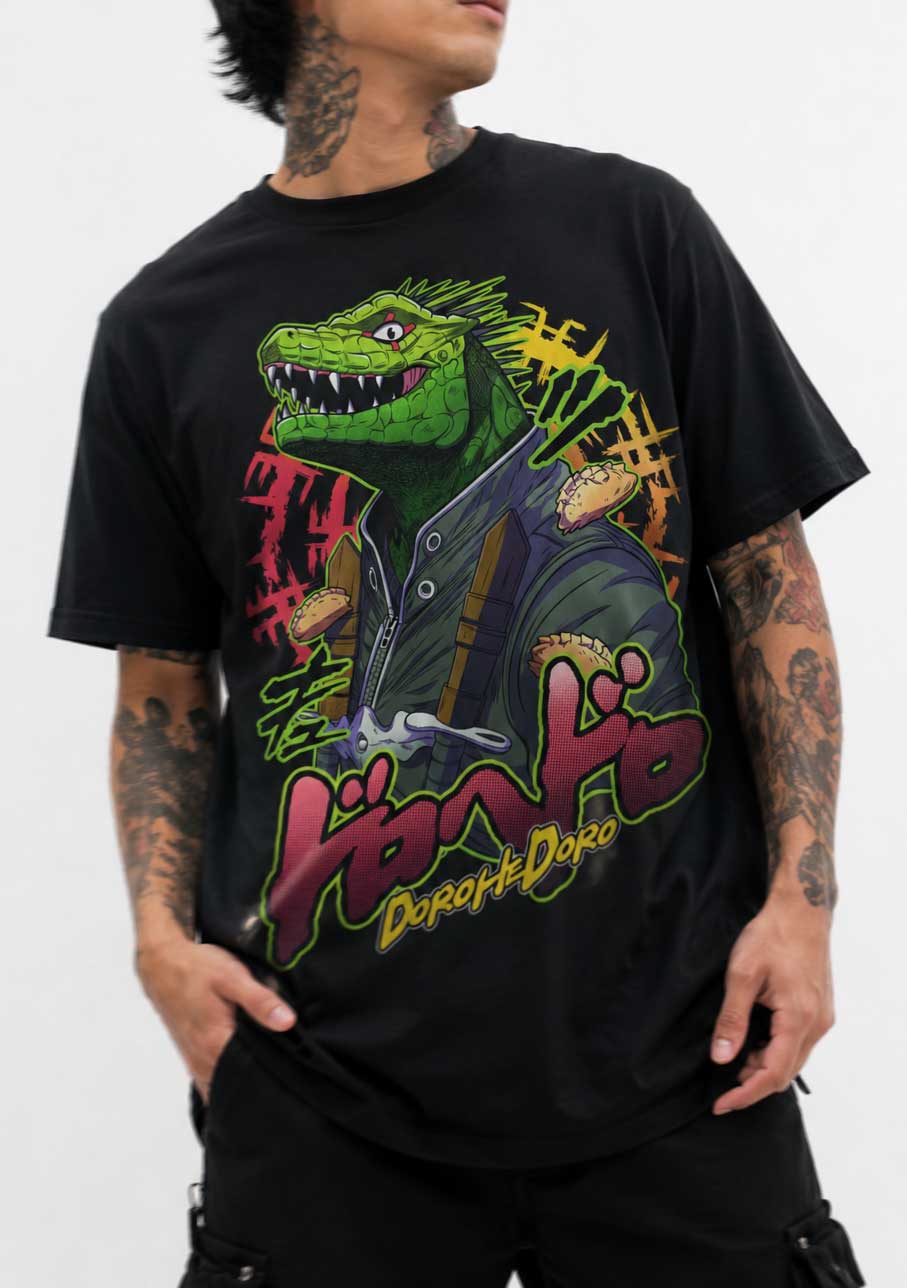 Playera negra de Dorohedoro con Caimán y sus gyozas, puesta