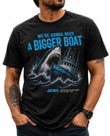 Playera negra de Tiburón (Jaws) con la frase «We're gonna need a bigger boat», puesta
