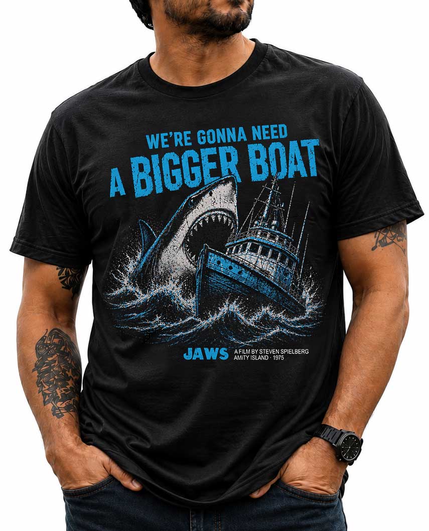 Playera negra de Tiburón (Jaws) con la frase «We're gonna need a bigger boat», puesta