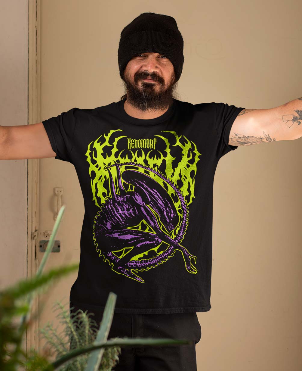 Playera negra del Xenomorfo de Alien, puesta