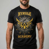 Playera negra con el emblema de Hyrule de The Legend of Zelda, puesta