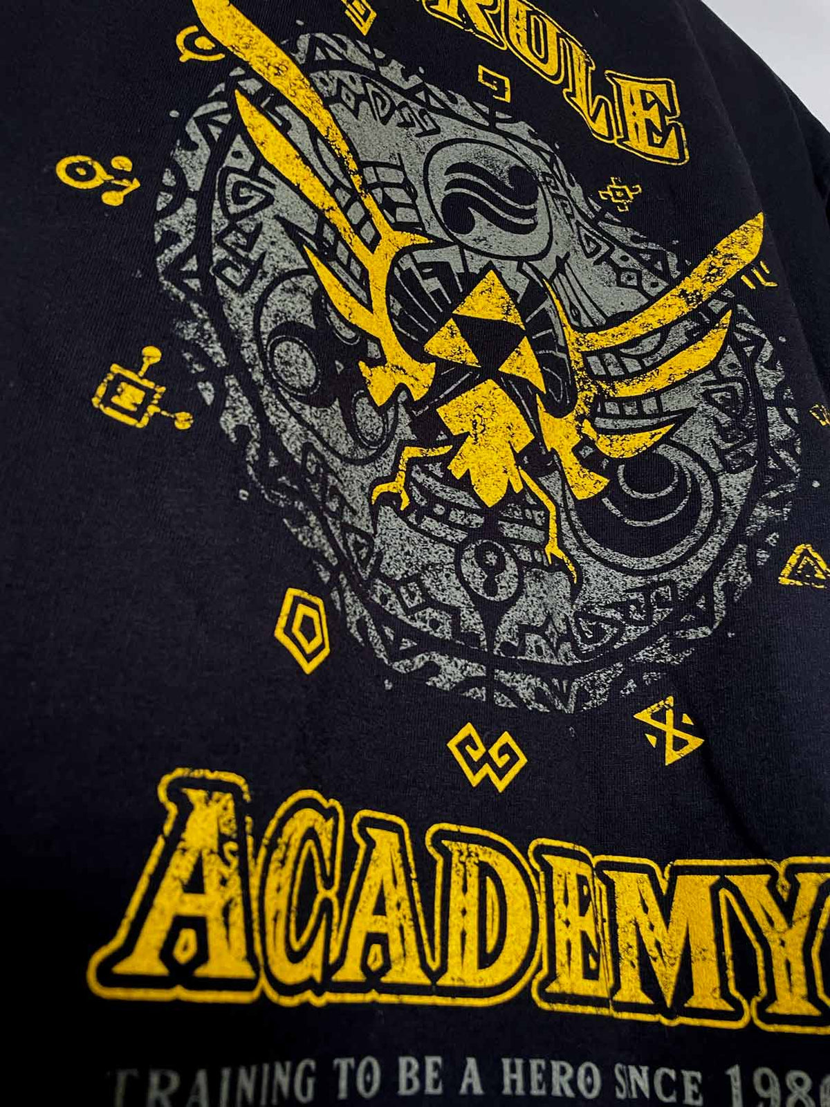 Playera negra con el emblema de Hyrule de The Legend of Zelda, detalle del estampado