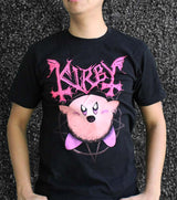 Playera negra de Kirby en modo caos, puesta