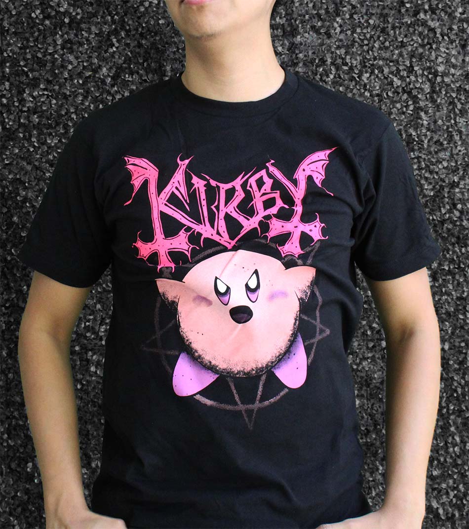 Playera negra de Kirby en modo caos, puesta
