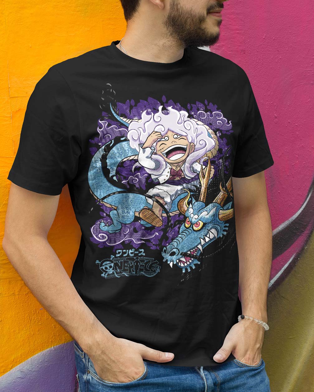Playera negra de Luffy y Kaido de One Piece, puesta