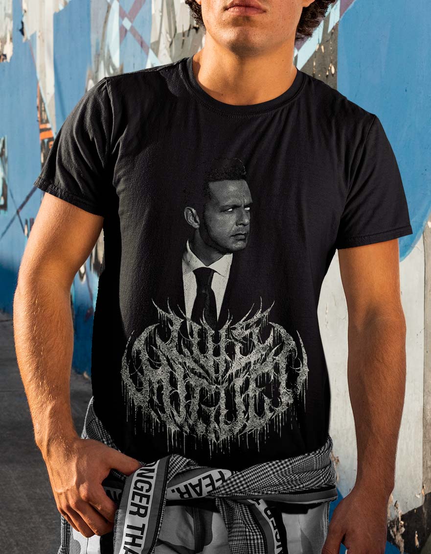 Playera negra de Luis Miguel al estilo heavy metal, puesta