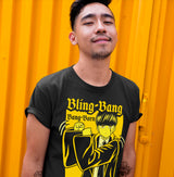 Playera negra de Mashle con Mash y el Bling Bang Bang, puesta