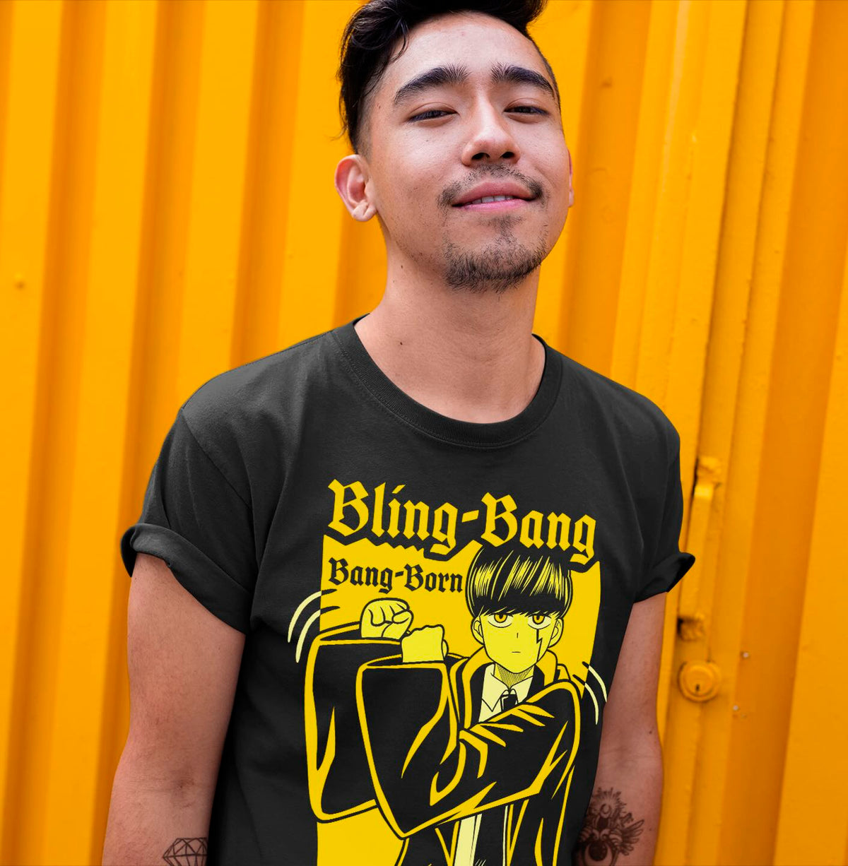 Playera negra de Mashle con Mash y el Bling Bang Bang, puesta