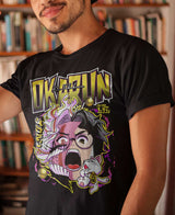 Playera negra de Okarun de Dandadan, puesta
