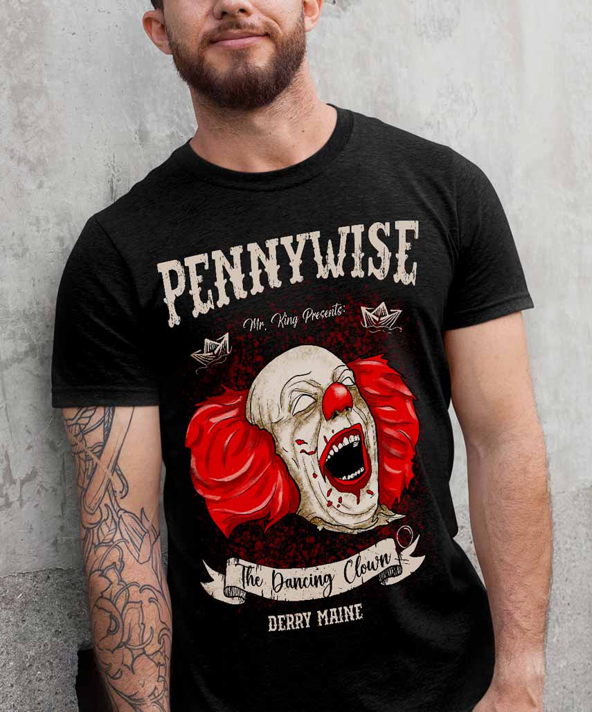 Playera negra del Pennywise clásico de IT (1990), puesta