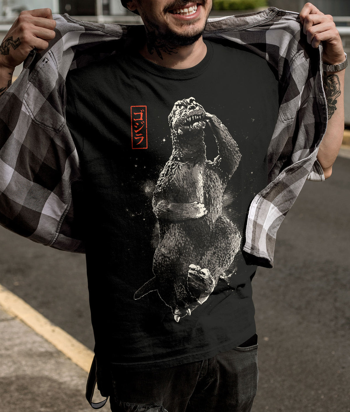 Playera negra del baile de victoria de Godzilla, puesta