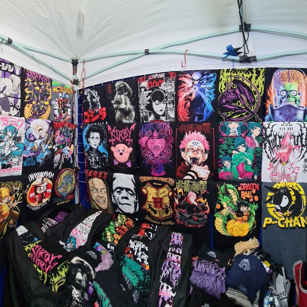 Stand de Playeras Viudas en una convención