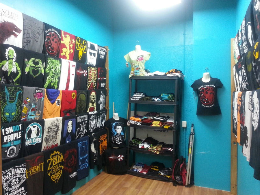 Local de Playeras Viudas en un pasillo comercial